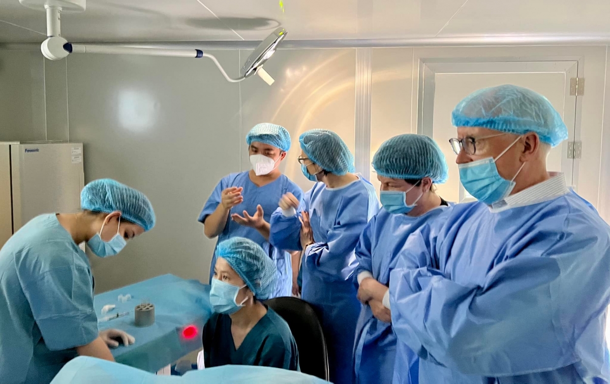 Nhiều chuyên gia nước ngoài đến Việt Nam tìm hiểu kỹ thuật điều trị hiếm muộn